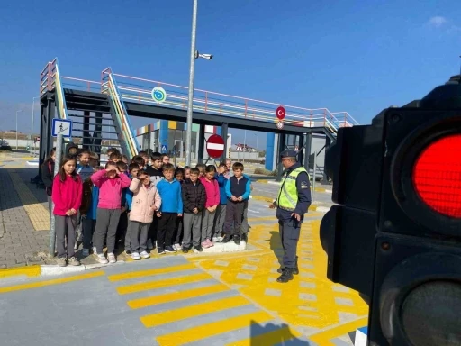 Öğrencilere kapsamlı trafik eğitimi verildi
