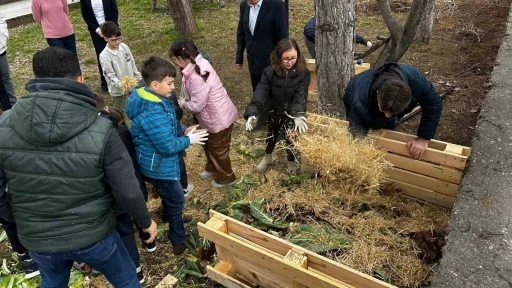 Öğrencilere kompost ve gübre yapımını öğretti
