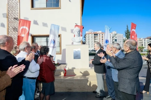 Öğretmeninin hediyesini meydana dikti
