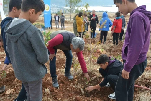 Öğretmenler Günü anısına 300 fidan toprakla buluşturuldu
