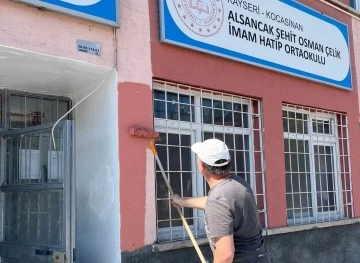 Öğretmenler ve veliler okullarını yeniledi
