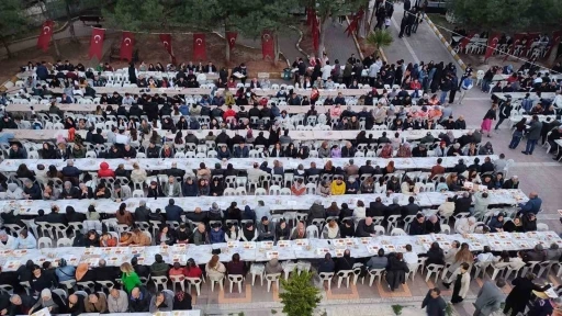 Okul bahçesinde şehitler için iftar düzenlendi
