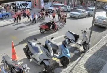 Okuldan çıkan çocuklara motosiklet çarptı, kaza anı kameraya yansıdı
