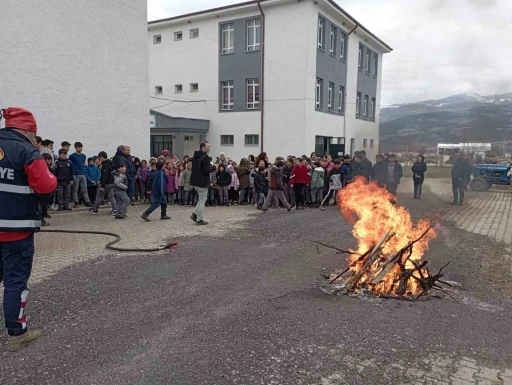 Okullarda yangın eğitimi verdi
