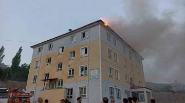 Okulun çatısında yangın
