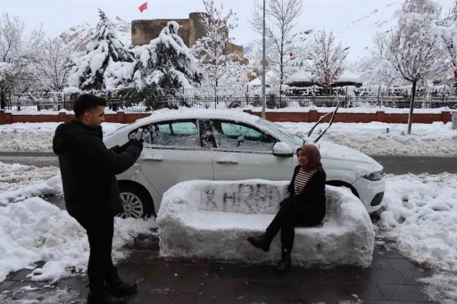 Oltu’da esnaf kardan adam yerine kardan koltuk yaptı
