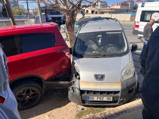 Önce seyir halindeki araca, sonra park halindeki araca çarptı
