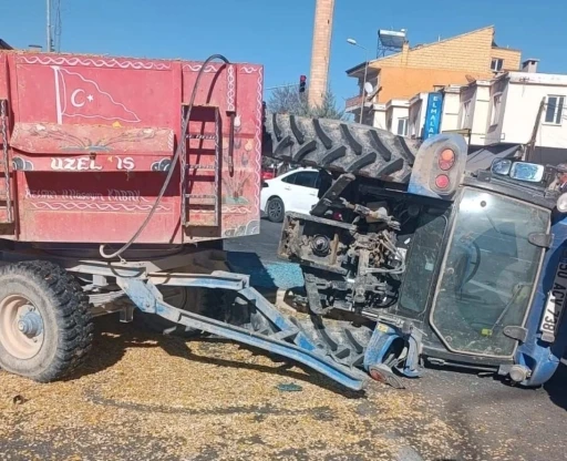 Önündeki minibüse çarpmamak için manevra yapan traktör, iki minibüse çarparak devrildi
