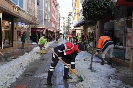 Ordu’nun caddelerinde kar temizliği
