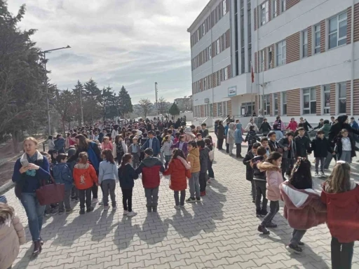 Osmaneli ilkokulunda deprem tatbikatı yapıldı
