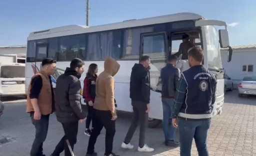 Osmaniye’de durdurulan otobüste 10 kaçak göçmen yakalandı
