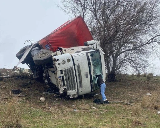 Osmaniye’de kamyon şarampole yuvarlandı, sürücü hafif yaralandı
