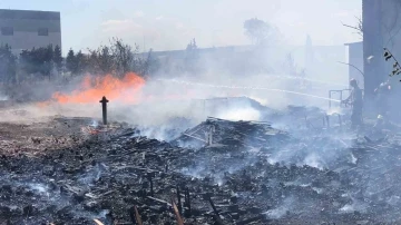 Ot yangını fabrika bahçesine sıçradı
