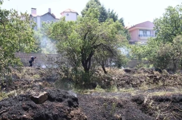 Ot yangını ikametlere sıçramadan söndürüldü
