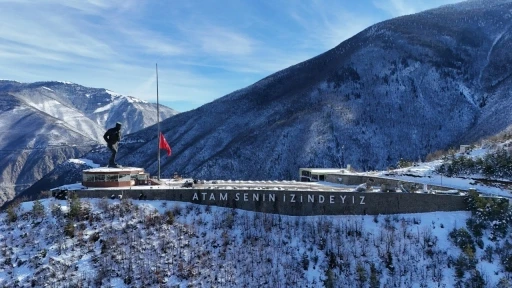 Otel yangını faciası nedeniyle Artvin’de dev bayrak yarıya indirildi
