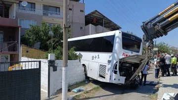 Otobüsün yoldan çıktığı kaza saniye saniye kaydedildi
