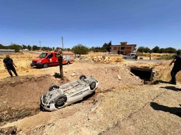 Otomobil dere yatağına yuvarlandı: 3 yaralı
