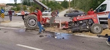 Otomobil ile çarpışan traktör ikiye bölündü: 2 yaralı
