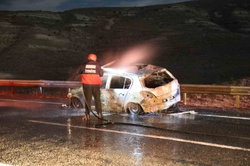 Otomobilin Altına Giren Motosiklet Alev Alev Yandı