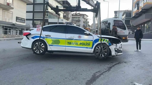 Otomobil ile polis aracı çarpıştı: 1’i çocuk 4 yaralı
