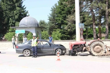 Otomobil ile traktör kafa kafaya çarpıştı 1 yaralı
