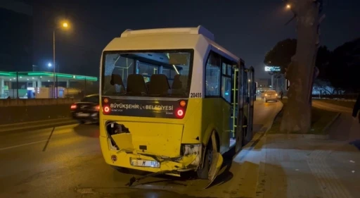 Otomobil minibüse çarptı: 10 yaralı
