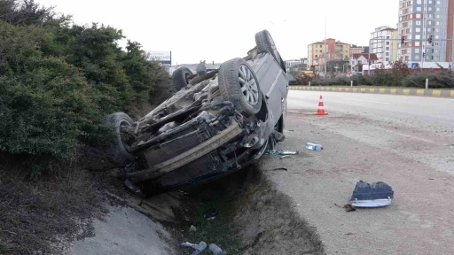 Otomobil takla attı, 2 kişi küçük sıyrıklarla araçtan çıktı
