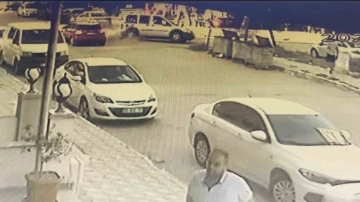 Otomobille çarpışan hafif ticari araç takla attı, herkes yardıma koştu: O anlar kamerada
