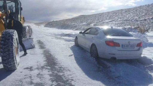 Otomobilleri ile kara saplanan aileyi jandarma ekipleri kurtardı
