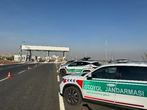 Otoyol jandarması cayrokopter ile Denizli-Aydın otoyolunda havadan denetim yaptı
