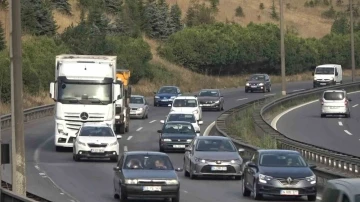 Otoyolda bayram tatili dolayısıyla akıcı yoğunluk sürüyor
