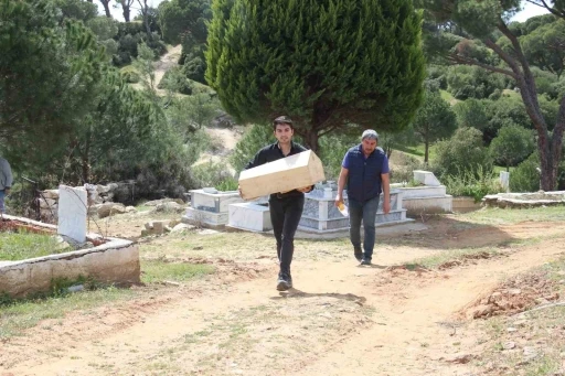 Öz babaları tarafından öldürülen bebekler aynı tabutta taşındı
