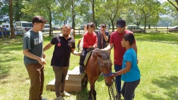 Özel bireyler at bindi, göbek attı
