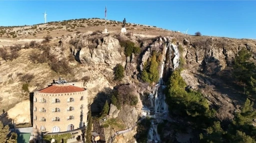 (ÖZEL) Buz sarkıtları arasından akan şelale görsel güzellik oluşturdu
