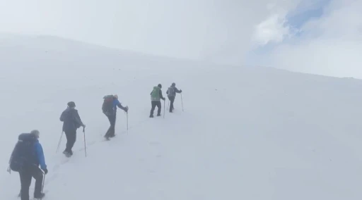 (Özel) Zirveye çıkan dağcılara Uludağ’da sezonun ilk kar sürprizi
