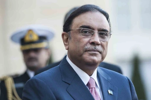 Pakistan Cumhurbaşkanı Zardari’nin bacağı kırıldı
