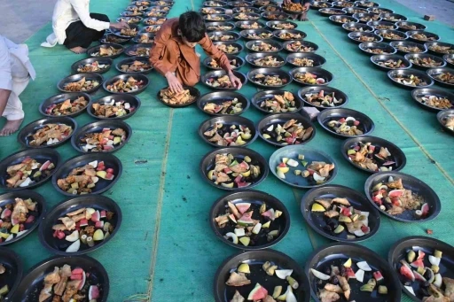 Pakistan’da ihtiyaç sahipleri için sokaklarda iftar sofraları kurulmaya devam ediyor
