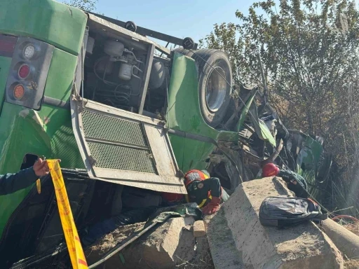 Pakistan’da yolcu otobüsü devrildi: 6 ölü, 26 yaralı
