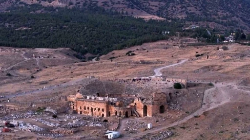 Pamukkale travertenlerinde gün batımı manzarası
