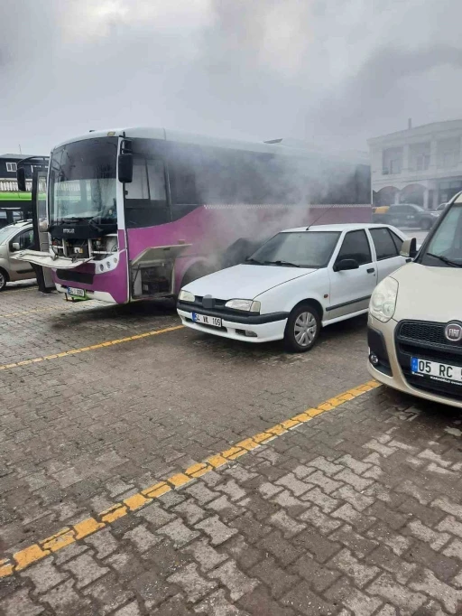 Park halindeki özel halk otobüsü yandı
