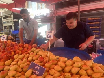 Pazarcı esnafı yazlık meyvelerin satışlarından memnun değil
