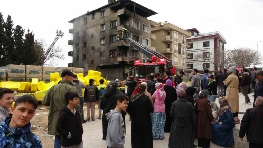 Pendik’te inşaat depolama alanında yangın: Alevler 4 katlı binaya sıçradı
