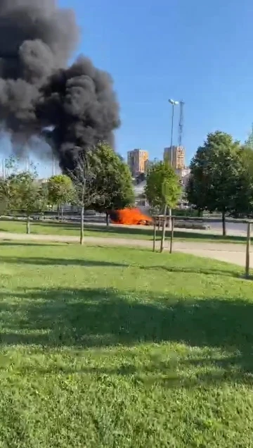 Pendik’te kaza yapan otomobil alev alev yandı
