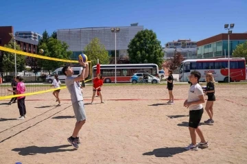 plaj voleybolu kursu yoğun katılımla başladı
