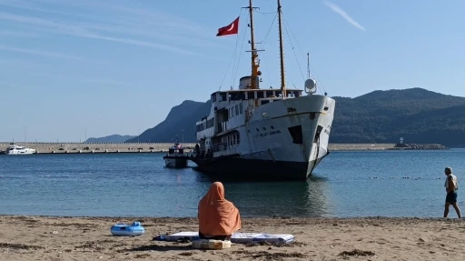 Plaja gelen yerli ve yabancı turistlere dev vapur sürprizi
