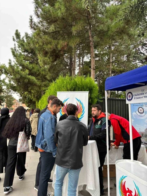 Polis, Anadolu Üniversitesi’nde 10 bin 200 öğrenciyi bilgilendirdi
