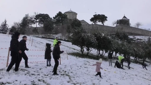 Polis ekiplerinin çocuklarla kar eğlencesi
