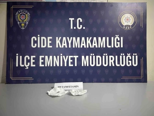 Polis ekiplerinin durdurduğu araçtan uyuşturucu çıktı: 2 gözaltı
