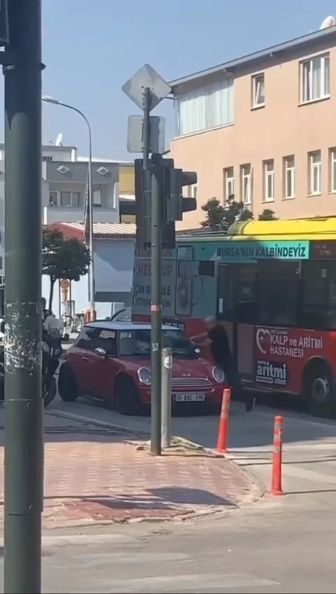 Polislerin ceza yazmasına sinirlendi, aracını parçaladı
