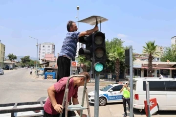 Polisten trafik ışıklarına yuva yapan kumrulara gölgelik
